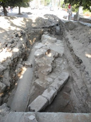 Traiectoria unei conducte de apă, deviată după descoperirea unor construcţii din secolele trecute
